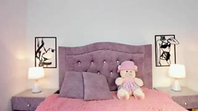 Snapshot of LunaSmitt chatting on December 21, 2025, 3:46 am LunaSmitt online show from December 21, 2025, 3:46 am