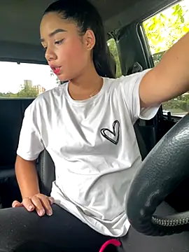 Snapshot of _Luana chatting on November 5, 2025, 7:47 pm Luana online show from November 5, 2025, 7:47 pm