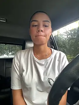 Snapshot of _Luana chatting on November 14, 2025, 6:39 pm Luana online show from November 14, 2025, 6:39 pm