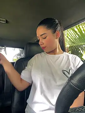 Snapshot of _Luana chatting on December 3, 2025, 5:33 pm Luana online show from December 3, 2025, 5:33 pm