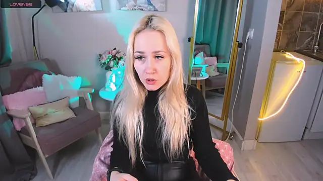 Bunny  of love online show from December 13, 2024, 1:33 pm