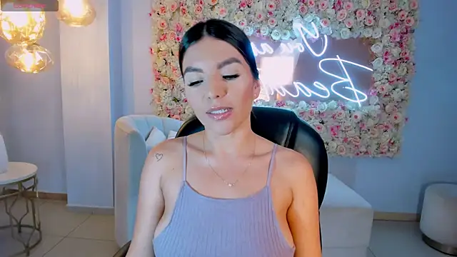 Snapshot of ValeriaRoldanX chatting on February 5, 2025, 3:23 am ValeriaRoldanX online show from February 5, 2025, 3:23 am