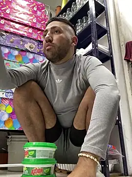 JuanZapata33 online show from December 27, 2024, 9:54 pm