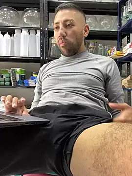 JuanZapata33 online show from January 7, 2025, 6:14 pm