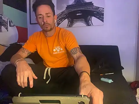 Snapshot of Gman143187 chatting on October 13, 2025, 2:00 am Gman143187 online show from October 13, 2025, 2:00 am