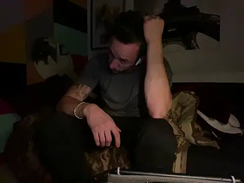 Snapshot of Gman143187 chatting on October 23, 2025, 7:40 am Gman143187 online show from October 23, 2025, 7:40 am