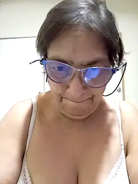 florecita69 online show from October 25, 2025, 11:43 pm