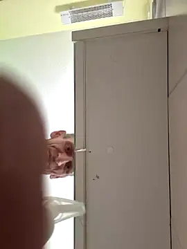 hotbi1981 online show from March 14, 2026, 3:12 am