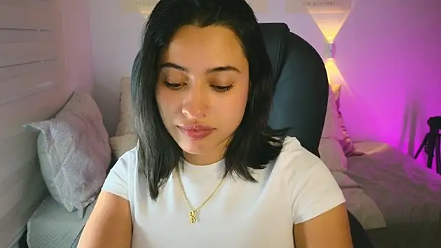 Snapshot of AlessaPears chatting on September 28, 2025, 10:37 pm AlessaPears online show from September 28, 2025, 10:37 pm