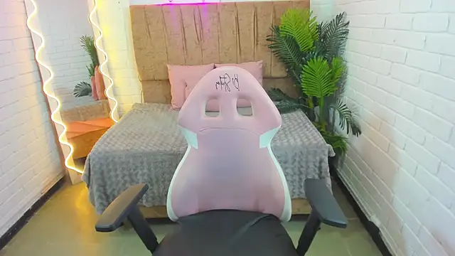 Snapshot of Roxanne_tay chatting on February 8, 2025, 10:51 pm Roxanne tay online show from February 8, 2025, 10:51 pm