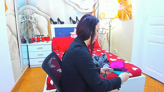 LauraSin online show from February 23, 2025, 4:28 am