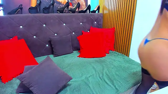 LauraSin online show from April 21, 2026, 1:42 am