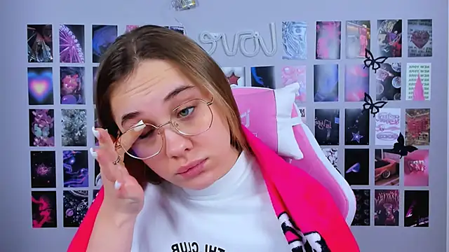 Snapshot of MiaMilas chatting on February 8, 2025, 5:40 am MiaMilas online show from February 8, 2025, 5:40 am