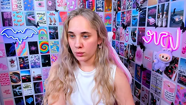 Snapshot of MiaMilas chatting on December 16, 2025, 2:00 pm MiaMilas online show from December 16, 2025, 2:00 pm