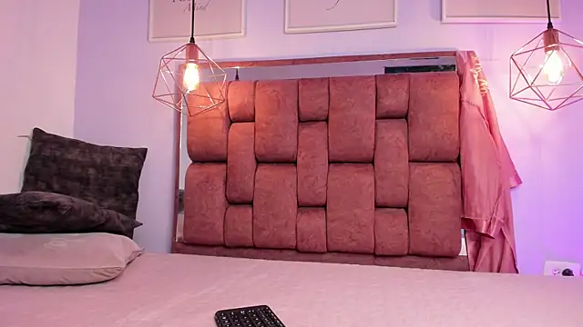 kristakinnky online show from April 20, 2026, 12:19 pm