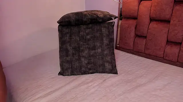 Snapshot of kristakinnky chatting on May 9, 2026, 12:21 pm kristakinnky online show from May 9, 2026, 12:21 pm
