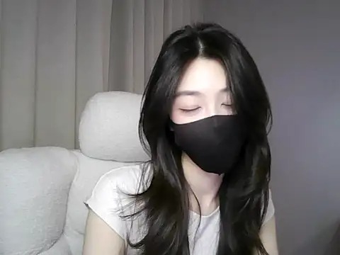 xiaxia-baby  online show from November 26, 2025, 7:48 pm