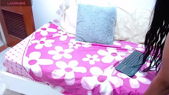 ZuryFerrari online show from November 21, 2025, 3:33 pm