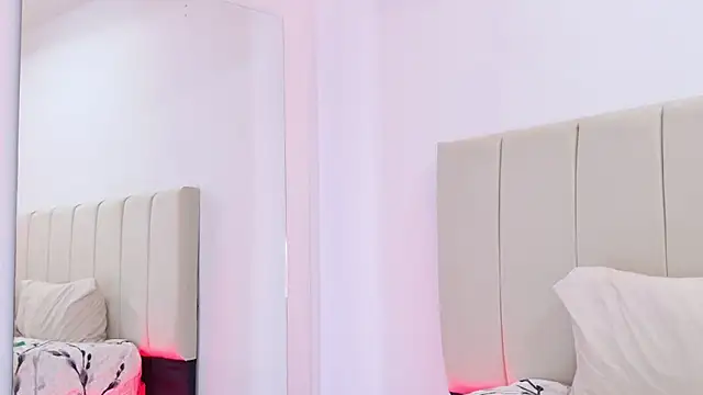 VanessaGlenn online show from April 19, 2026, 3:33 pm