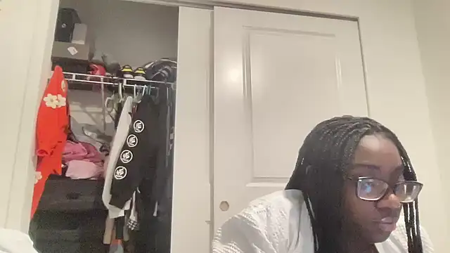 Snapshot of AveryJ99 chatting on December 10, 2024, 10:47 pm AveryJ99 online show from December 10, 2024, 10:47 pm