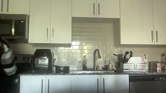 Snapshot of AveryJ99 chatting on March 19, 2025, 9:27 pm AveryJ99 online show from March 19, 2025, 9:27 pm