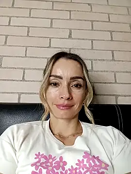 Loly Horny online show from April 9, 2026, 1:05 am