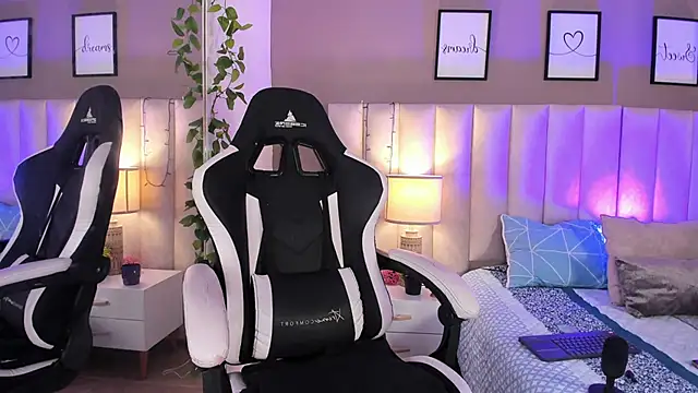 dayanne07 online show from October 6, 2025, 10:18 pm