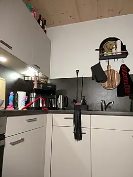 Izzy Inked online show from November 10, 2025, 2:49 pm