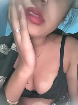 Shanaya Hotty online show from December 4, 2024, 3:04 am