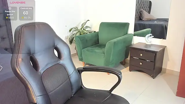  maria foxx  online show from October 27, 2025, 6:01 pm