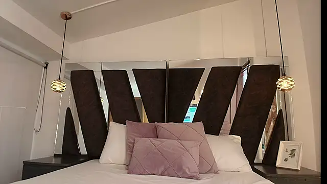 Milkdulce1 online show from September 29, 2025, 12:32 pm