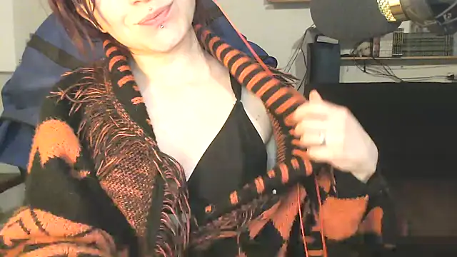 complicata mente online show from March 18, 2025, 5:42 pm