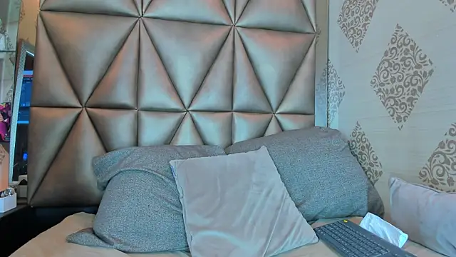 Corina Taylor  online show from November 5, 2025, 12:05 pm