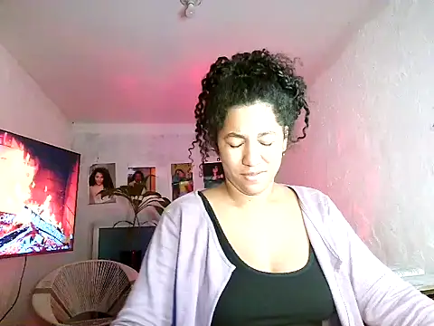 Snapshot of bellacrespalatina chatting on July 6, 2026, 4:53 am bellacrespalatina online show from July 6, 2026, 4:53 am