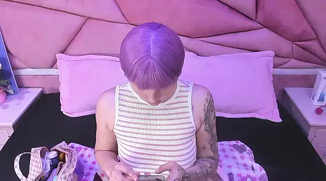 ChloeeTompson  online show from March 7, 2025, 3:19 am