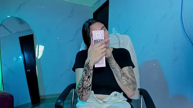 ChloeeTompson  online show from October 2, 2025, 2:51 am