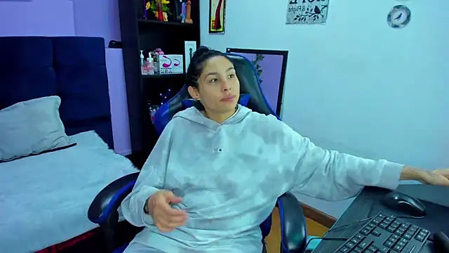 ChloeeTompson  online show from October 24, 2025, 1:03 am