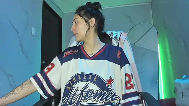 ChloeeTompson  online show from November 22, 2025, 2:43 am