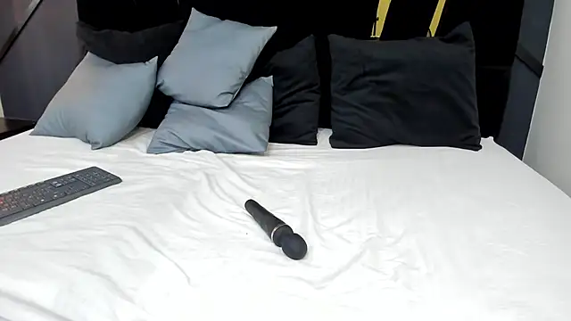 emilie xx  online show from December 30, 2024, 8:15 pm