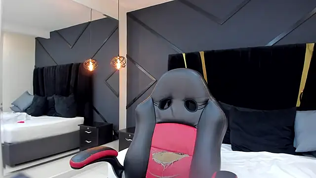 emilie xx  online show from March 14, 2025, 8:49 pm