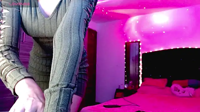 holy juli online show from November 11, 2025, 3:39 am