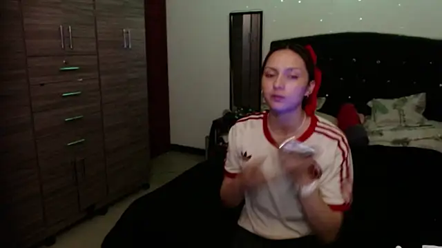 Snapshot of holy_juli chatting on June 18, 2026, 4:24 am holy juli online show from June 18, 2026, 4:24 am