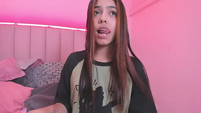 KellyOlsenbe online show from January 29, 2025, 8:25 pm