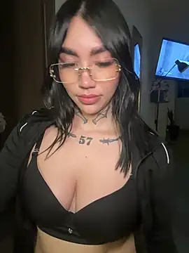 Snapshot of Nickiiiii chatting on May 10, 2026, 1:33 am Nickiiiii online show from May 10, 2026, 1:33 am