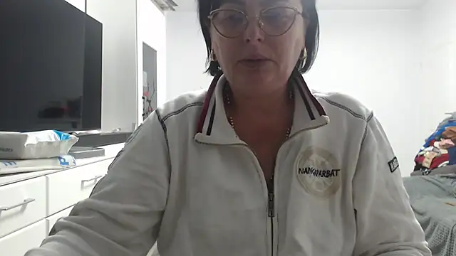 Amandamuller1982 online show from November 18, 2025, 9:41 pm