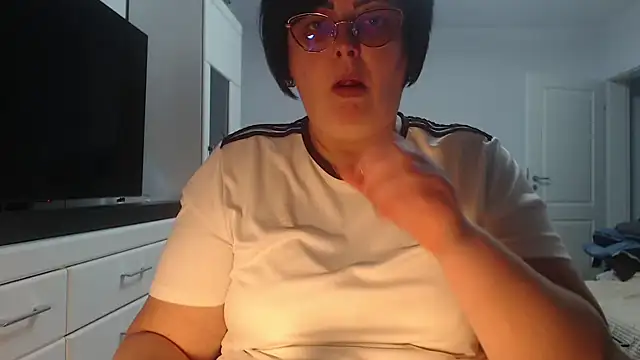 Amandamuller1982 online show from April 21, 2026, 4:23 pm