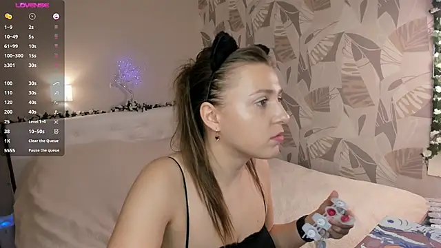 ViolaBloom22 online show from January 25, 2025, 6:46 pm