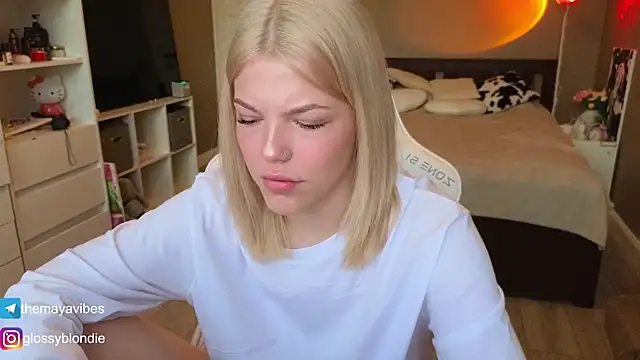 Maya Rave online show from April 14, 2026, 3:23 am