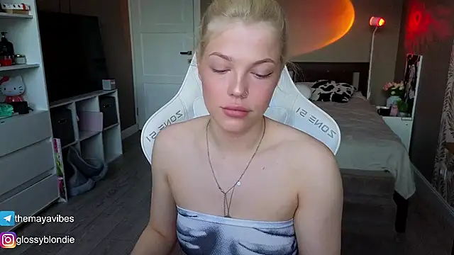 Maya Rave online show from April 21, 2026, 3:24 am