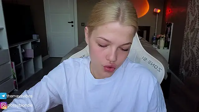 Maya Rave online show from April 23, 2026, 3:41 am